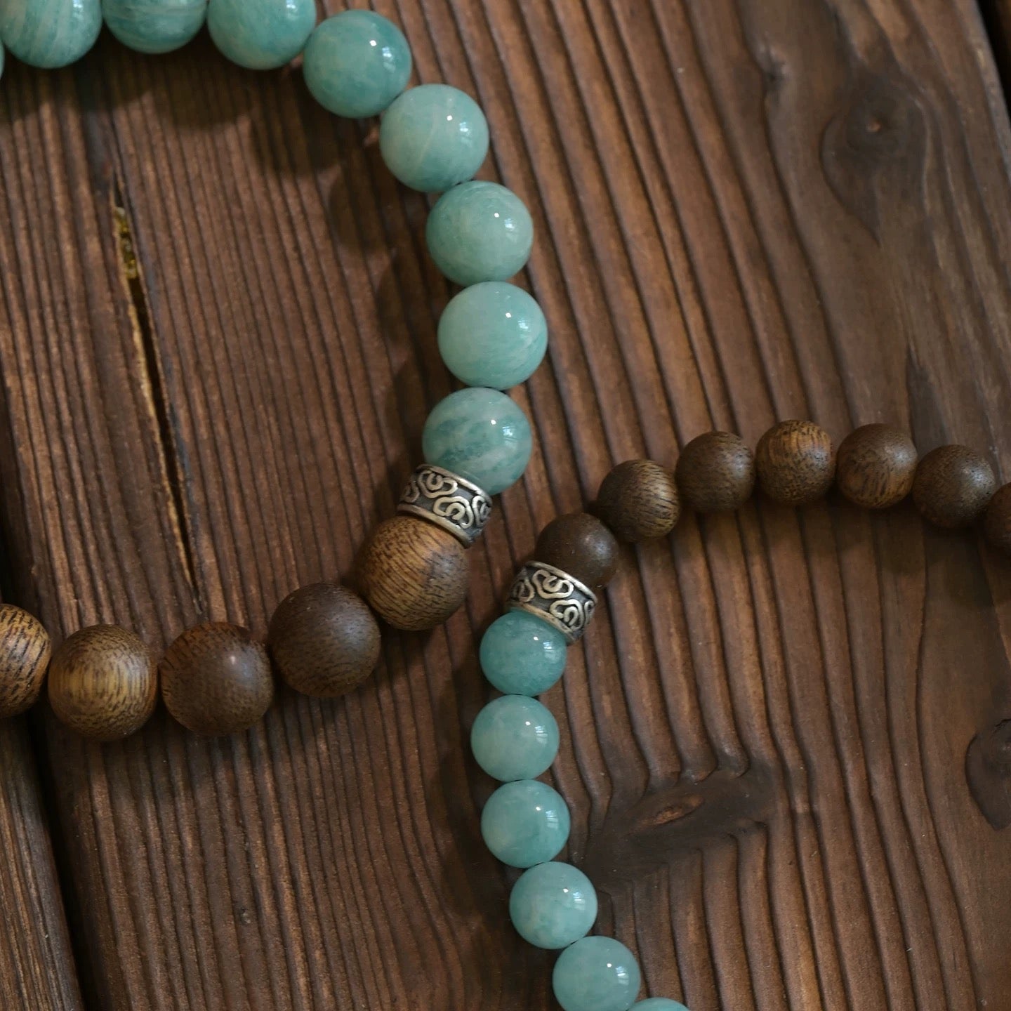 Agarwood & Aquamarine Beaded Bracelet : - Seekcase