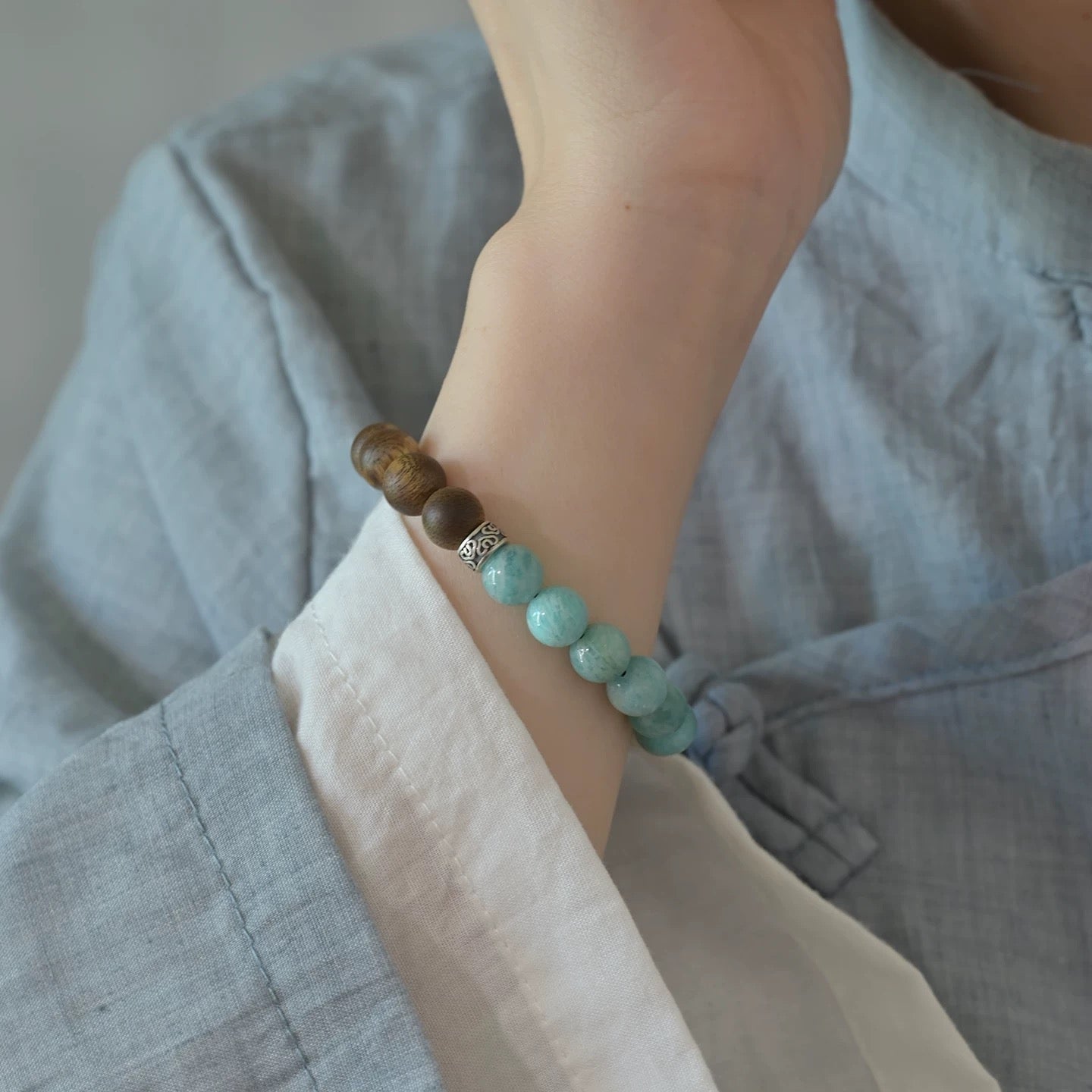 Agarwood & Aquamarine Beaded Bracelet : - Seekcase